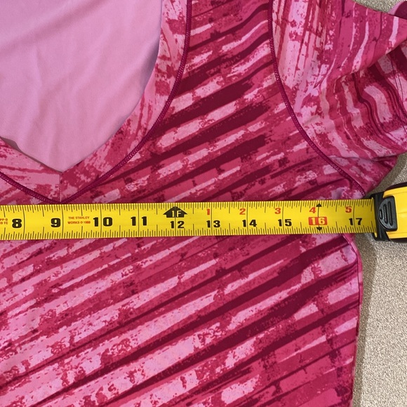 Under Armour - heat gear v-neck top. Size S - Picture 6 of 8